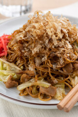 食卓のテーブルに並んだ手作りのソース焼きそば