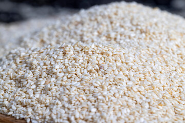 a large number of white dried sesame seeds