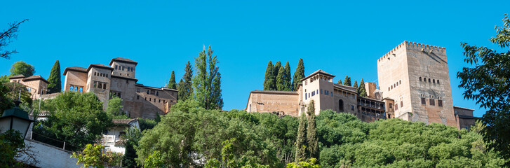 Fototapeta na wymiar Panorámica de la Alhambra de Granada a media mañana vista desde el mirador del rey chico, España