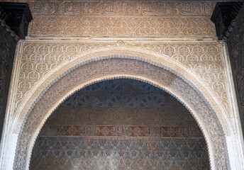 Hermoso arco de estilo árabe en el alcázar de Genil en Granada, España