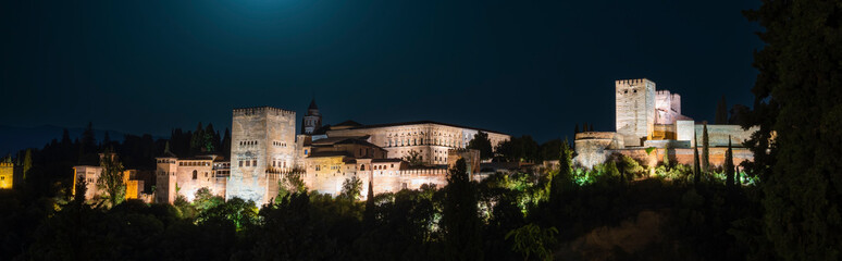 Fototapeta na wymiar Vista nocturna de la majestuosa Alhambra de Granada, España