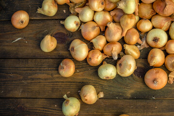 Fresh Red onion in basket on wooden table, top view, Organic food brown slices, still life rustic  raw cutting board outside wicker basket Bulb Food Ingredients local farmers market store