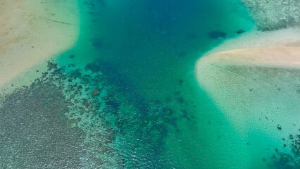 エメラルドブルーの珊瑚礁　空撮