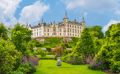 Dunrobin Castle und Gardens   ist ein Schloss an der Ostküste von Schottland   