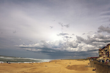 La côte Atlantique, partie méridionale du littoral en France. Voyage sur les pistes cyclables et les vélo-routes du sud de la France au printemps 2022.