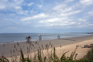 La c&ocirc;te Atlantique, partie m&eacute;ridionale du littoral en France. Voyage sur les pistes cyclables et les v&eacute;lo-routes du sud de la France au printemps 2022.