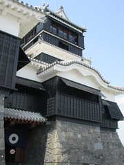 Fototapeta na wymiar 熊本地震から６年、修復工事が終わり復元された熊本城の大天守