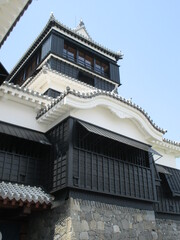 Fototapeta na wymiar 熊本地震から６年、修復工事が終わり復元された熊本城の大天守