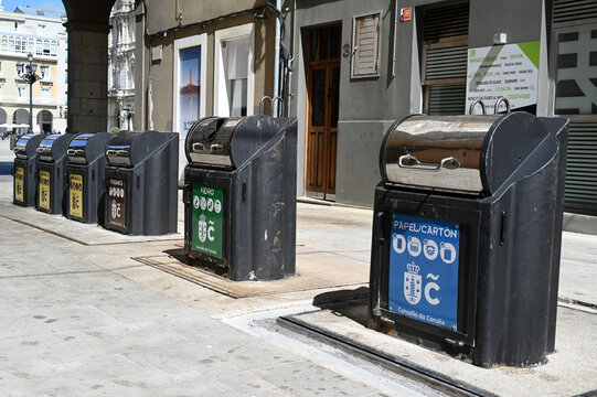 La Corogne, Espagne, 25 juin 2022 : Conteneurs de tri des déchets pour le recyclage de la ville de La Corogne en Espagne