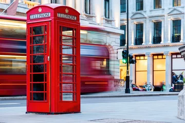 Papier Peint photo Bus rouge de Londres London red telephone booth and red bus in motion