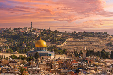 Fototapeta premium Sunset view of Jerusalem dominated by golden cupola of the Dome of the Rock