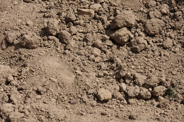 ein Ausschnitt von Erde in verschiedener Struktur, von ganz fein bis grob getrocknet in der Sommersonne 