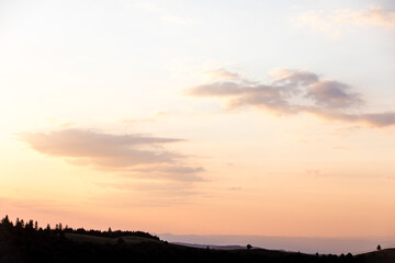 Naklejka premium Beautiful sunset landscape with mountains and trees