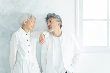グレイヘアのシニア夫婦