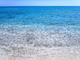 Spiaggia in riva al mare con acqua limpida