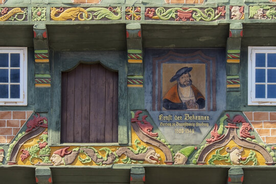 Celle - Fachwerkfassade mit Schnitzarbeiten und Malerei, Niedersachsen, Deutschland, Europa
