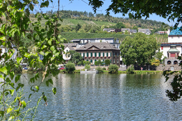 Ein Hotel am Moselufer in Traben-Trarbach