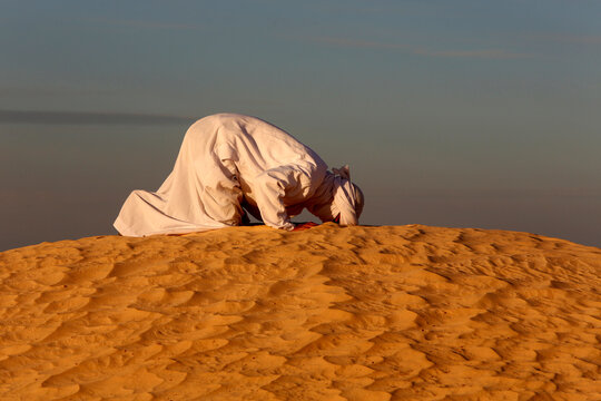 Beduin praying in the Sahara