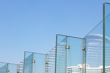 Resistant laminated glass railing structure.