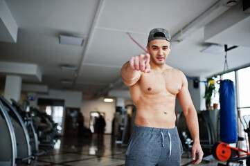 Naklejka premium Fit and muscular arabian man posing in gym.