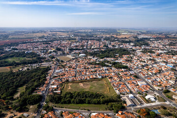 Fotografia aérea da cidade de Paulínia, interior de São Paulo. Casas, prédios e parques na...