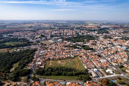 Fotografia a&eacute;rea da cidade de Paul&iacute;nia, interior de S&atilde;o Paulo. Casas, pr&eacute;dios e parques na charmosa cidade interiorana. 