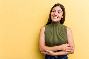 Obraz premium Young caucasian woman isolated on yellow background smiling confident with crossed arms.