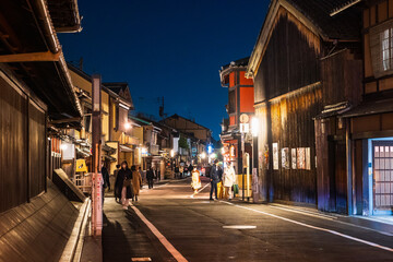 京都　夜の祇園　花見小路
