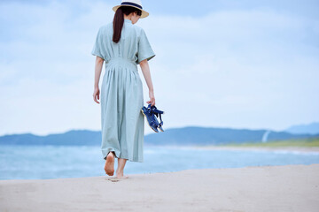 海辺でバカンスを楽しむ若い日本人女性