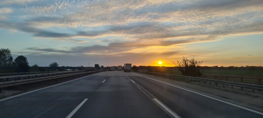 Ein Sonnenaufgang &uuml;ber der Autobahn