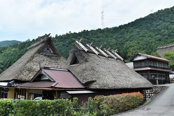 Fototapeta na wymiar 日本の田舎、原風景、夏、美山、かやぶき、美山かやぶきの里、古民家、しっくい、日本家屋、歴史的建造物、木造建築、かやぶきの屋根