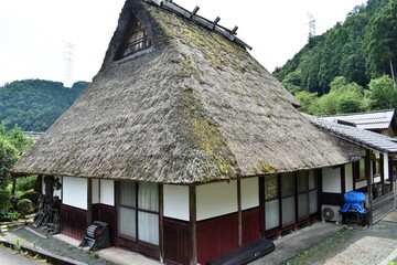 日本の田舎、原風景、夏、美山、かやぶき、美山かやぶきの里、石垣、古民家、しっくい、日本家屋、歴史的建造物、木造建築