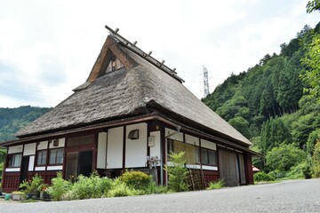 Fototapeta na wymiar 日本の田舎、原風景、夏、美山、かやぶき、美山かやぶきの里、石垣、古民家、しっくい、日本家屋、歴史的建造物、木造建築
