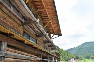 日本の田舎、原風景、夏、美山、かやぶき、美山かやぶきの里、田んぼ、稲、水田、木材加工、家屋、古民家、屋敷、倉庫、トラクター