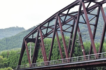 電車、踏切、架線、上下線、JR、国鉄、線路、枕木、石、鉄橋、鉄の建築物、赤い橋、列車