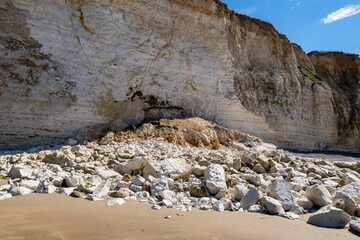 Tas d'éboulis de craie et roches suite à éboulement de falaise sur une plage de Seine-maritime...