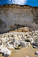 Tas d'éboulis de craie et roches suite à éboulement de falaise sur une plage de Seine-maritime dû à l'érosion