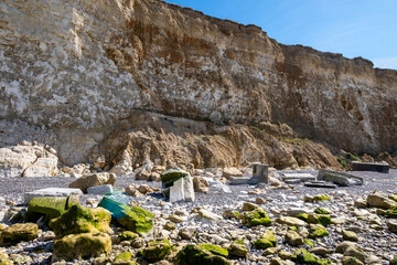 Eboulement d'un blockhaus sur une plage de galets de Seine-maritime suite à effondrement de falaise  dû à l'érosion