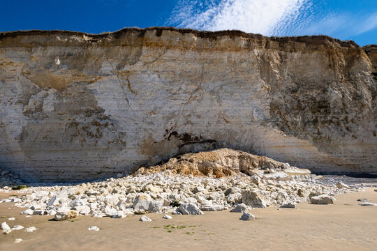 Eboulement de falaise d&ucirc; &agrave; l'&eacute;rosion sur une plage de Seine-maritime