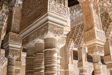 Bosque de columnas de arte árabe nazarí en el templete oeste de la Alhambra de Granada, España