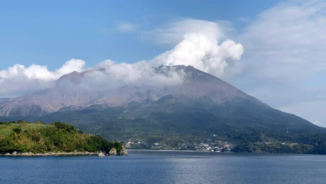 錦江湾に浮かぶ桜島 海上からの風景 アップ