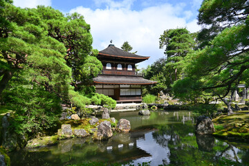 京都市の世界遺産銀閣寺の夏の庭園が美しい
