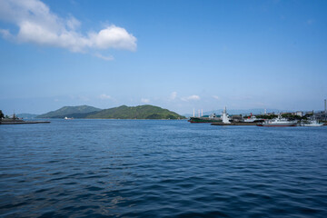波、穏やかな徳山港から大津島を臨む