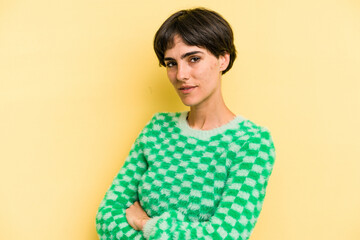 Obraz premium Young caucasian woman with a short hair cut isolated who feels confident, crossing arms with determination.