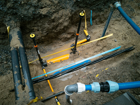 Baugrube - Erneuerung der Gas- und Wasserleitung - Trassenwarnband