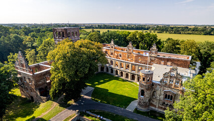Tworków, ruiny zamku na Śląsku w Polsce, panorama z lotu ptaka