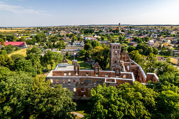 Fototapeta premium Tworków, ruiny zamku na Śląsku w Polsce, panorama z lotu ptaka