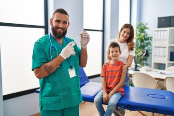 Obraz premium Family vaccinating child having medical consultation at clinic