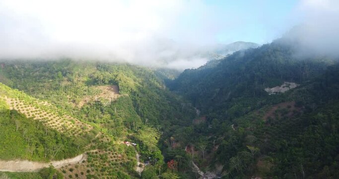 Toma a&eacute;rea de monta&ntilde;as de la selva peruana entre las nubes.