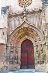 Obraz premium Spectacular gothic facade of Murcia Cathedral with sculptures, pointed arch and rose window